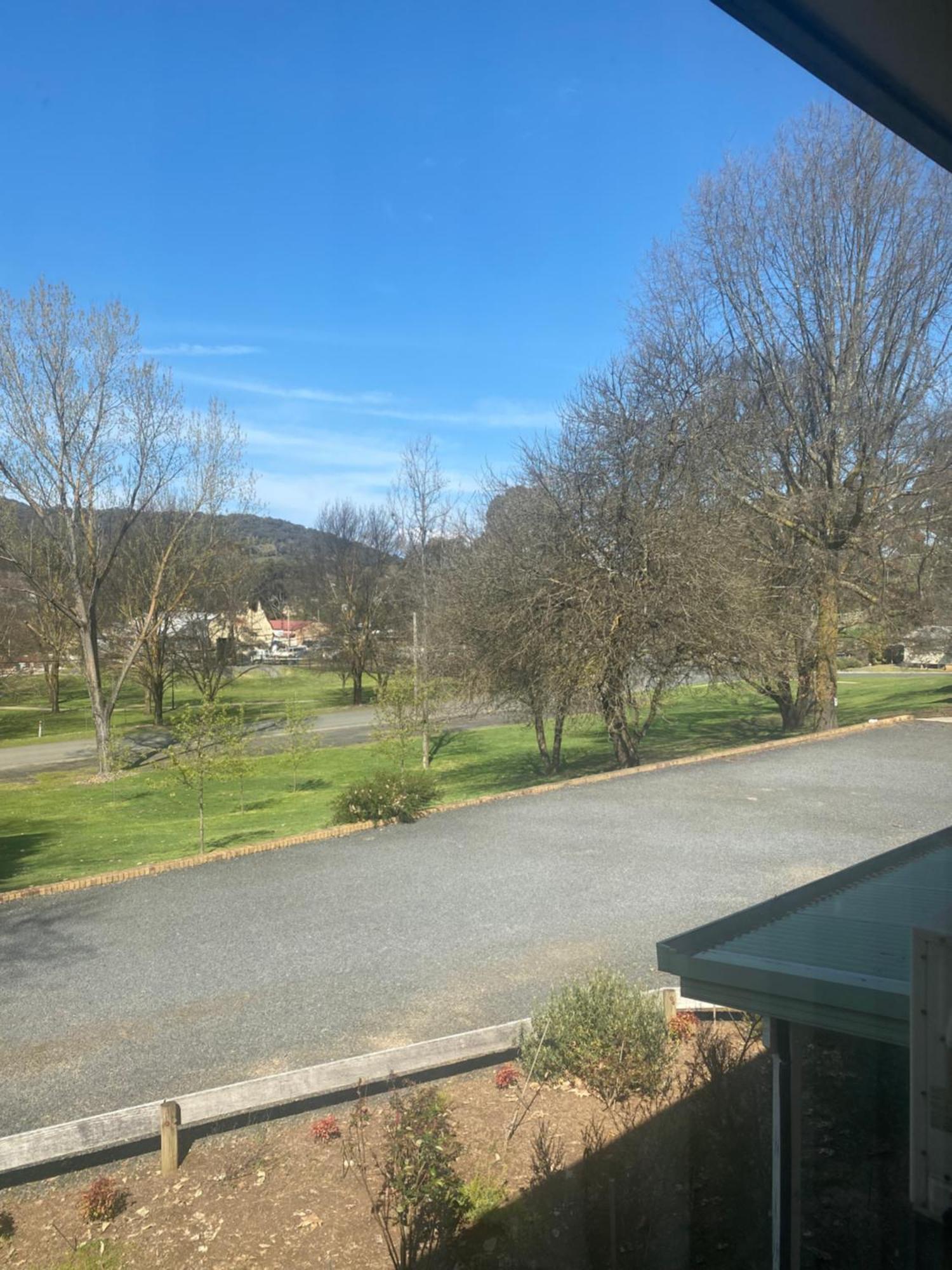 Tumbarumba Motel & Elms Restaurant Экстерьер фото