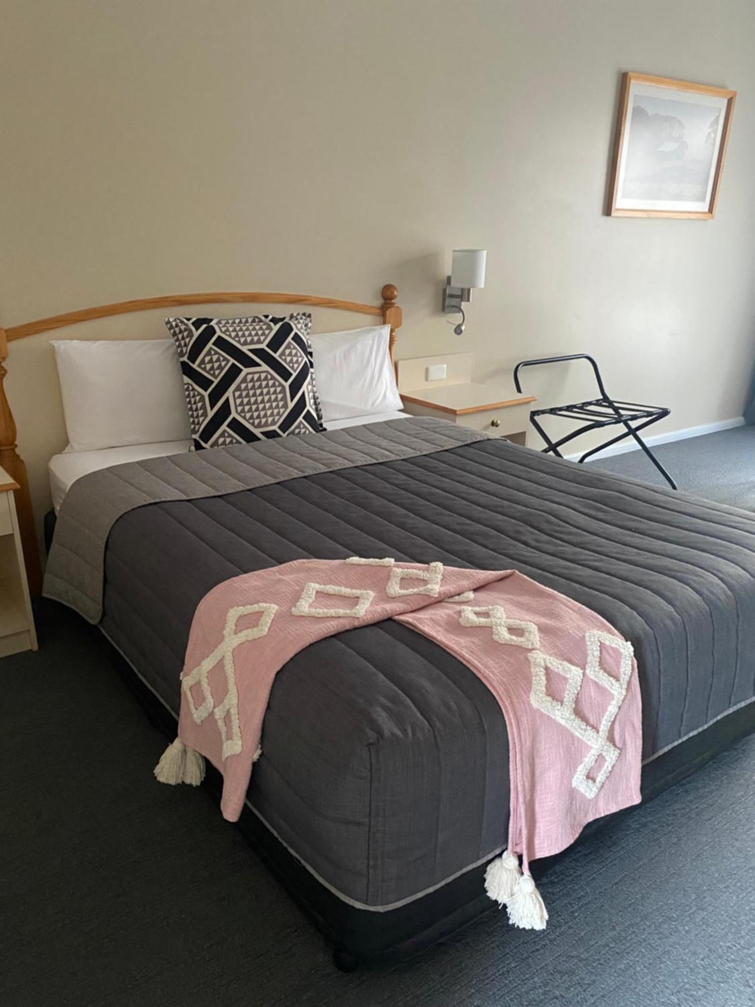 Tumbarumba Motel & Elms Restaurant Экстерьер фото